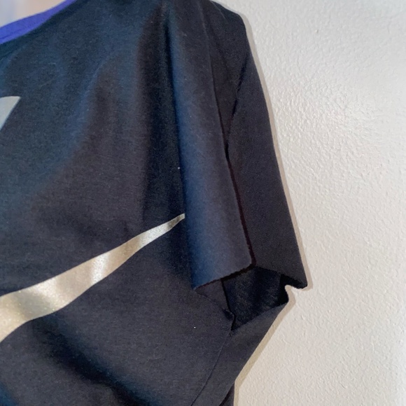 NWT Nike Sportswear Relaxed Fit Logo Swoosh Black Metallic Pewter Gray T-Shirt M - Picture 3 of 9